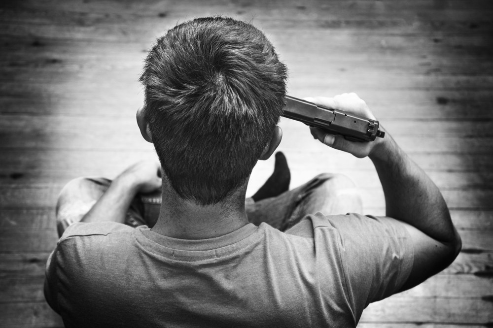 Mladi sve češće dižu ruku na sebe, razlozi leže u društvenim mrežama, a evo kako da roditelji prepoznaju OPASNOST