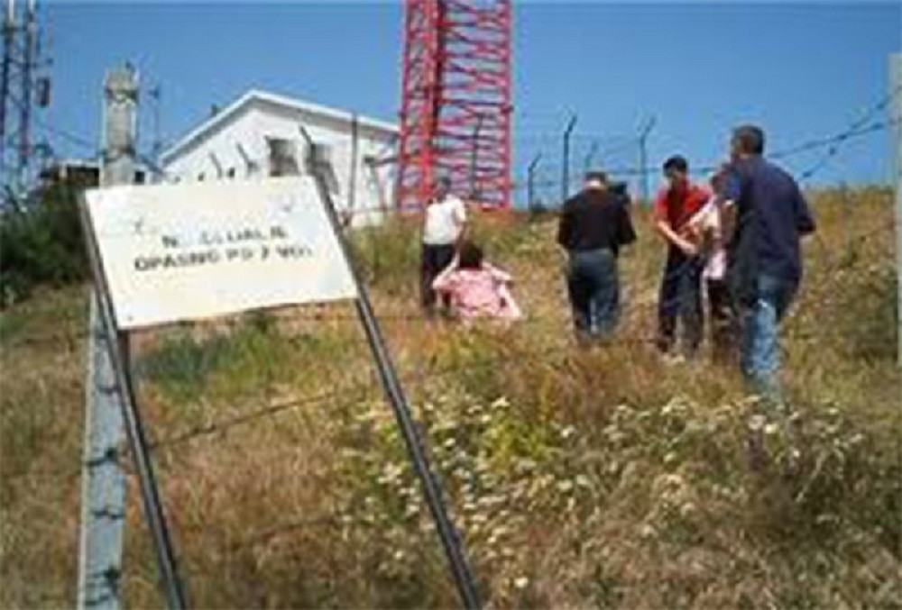 NATO je ovo brdo gađao pre 20 godina, a oni su goloruki čistili. Porodice podigle tužbe protiv AGRESORA