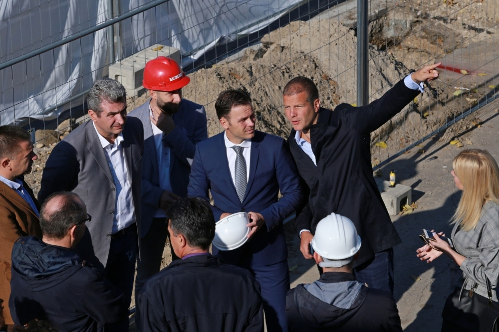 Mali: Pešačka pasarela - spoj funkcije i umetnosti