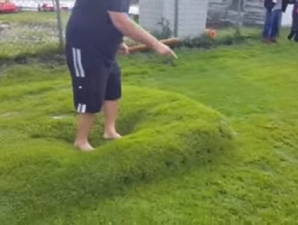 Nikao mu vodeni krevet u dvorištu! (VIDEO)