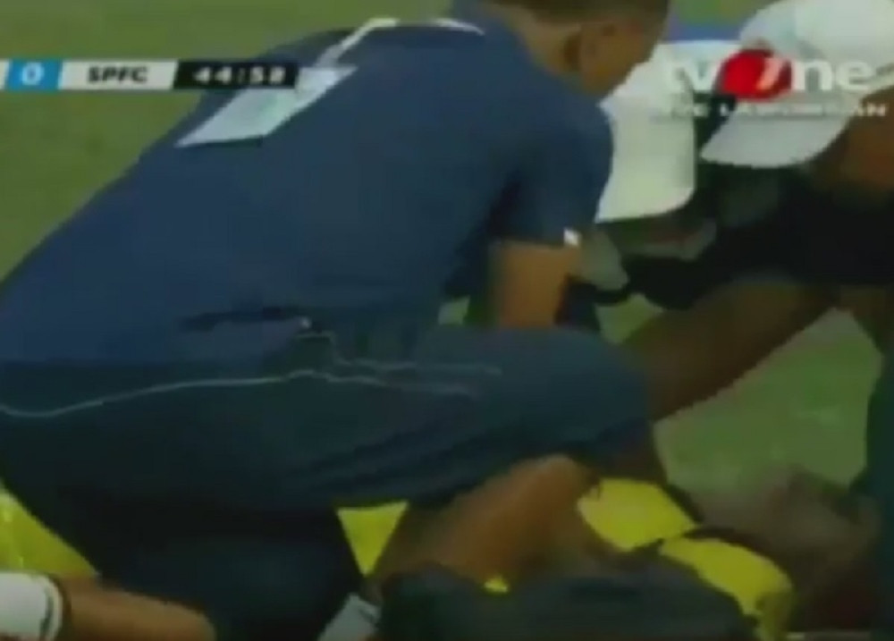 Golman umro posle sudara sa saigračem (UZNEMIRUJUĆI VIDEO)