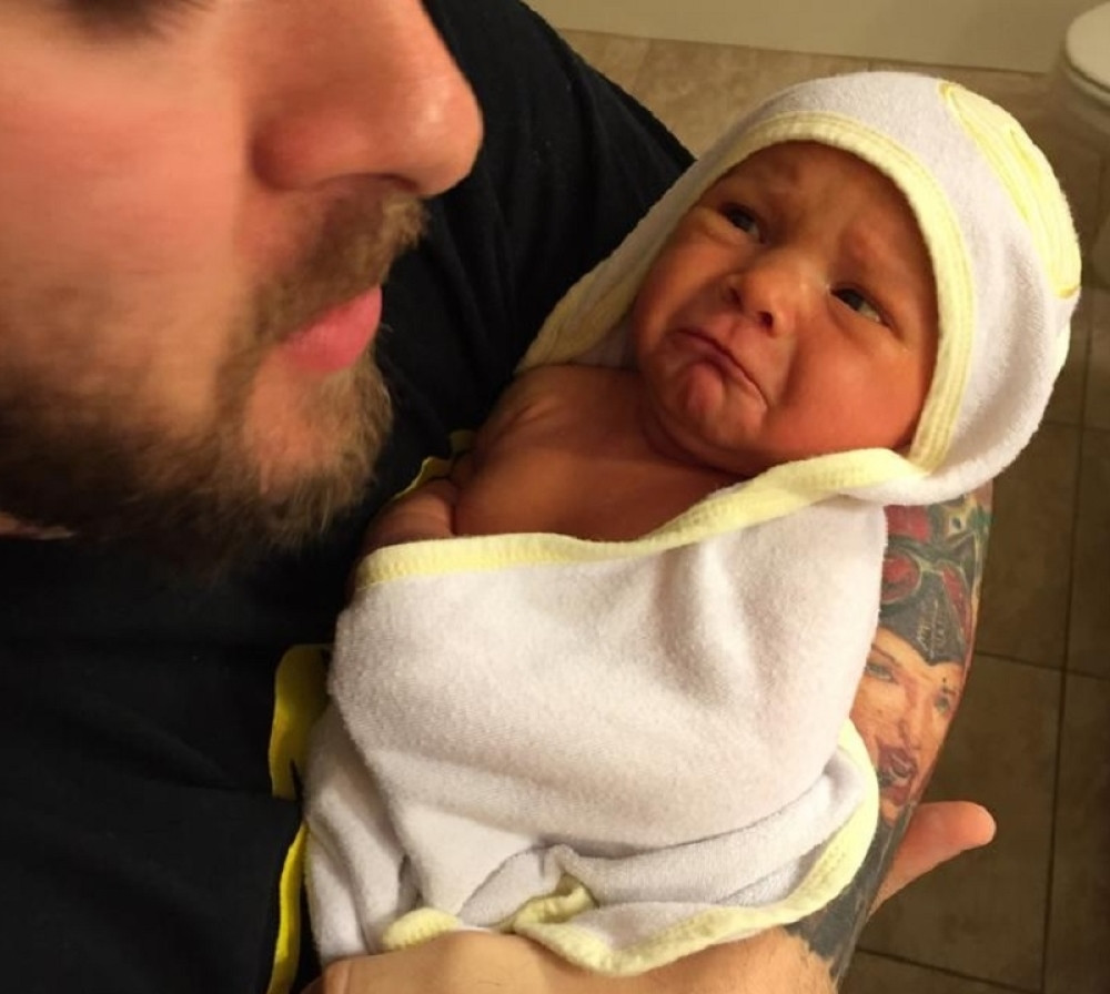 Otac je ovim potezom slučajno spasao bebin život! (FOTO)