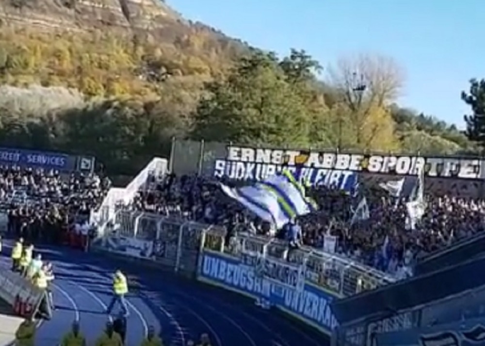 Mrtvim ribama gađali protivničke navijače na utakmici (FOTO i VIDEO)