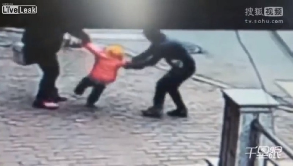 Pokušao da otme devojčicu na ulici usred bela dana!