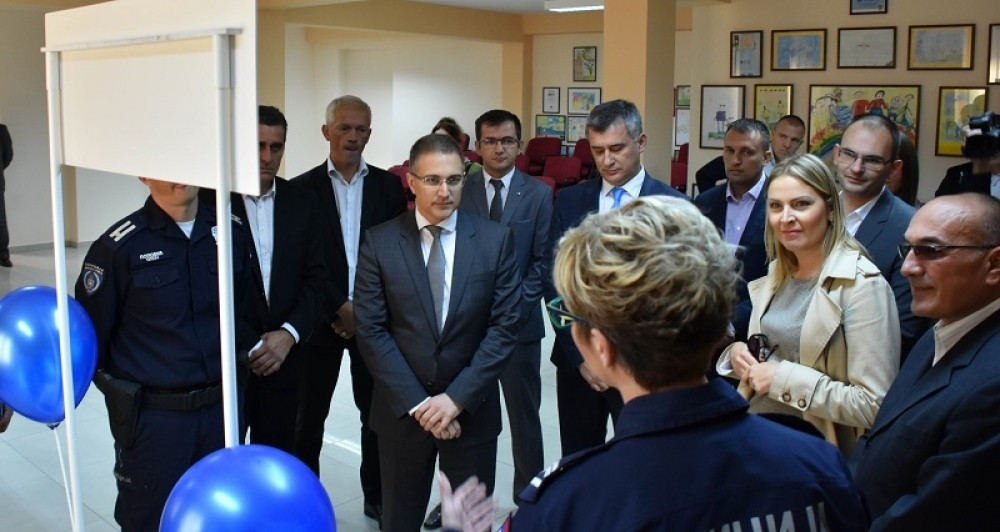 Policija iz Zemuna motri na decu dok su u školi!