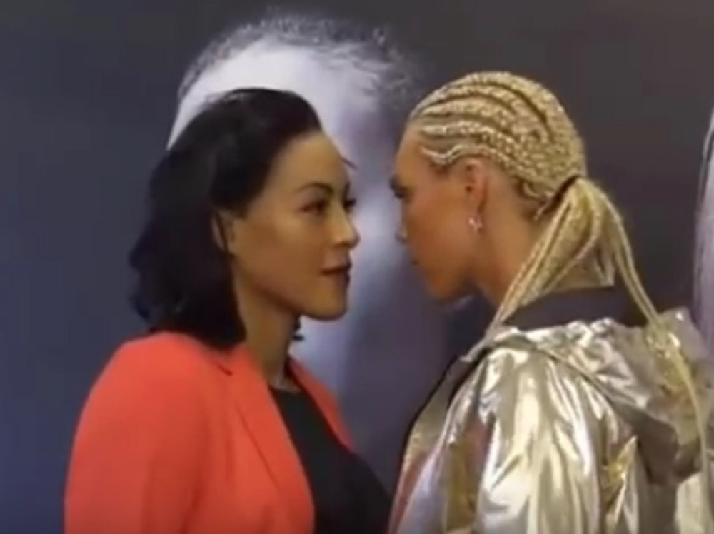 Bokserka poljubila protivnicu u usta (VIDEO)