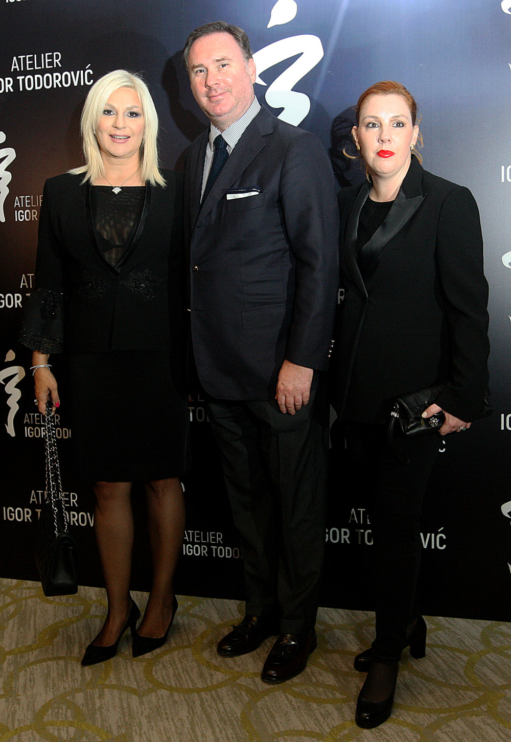 Zorana Mihajlović angažovala plesačicu u čaši šampanjca!