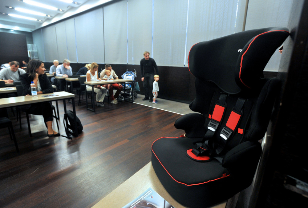 Roditelji sa Vračara dobili autosedišta za decu