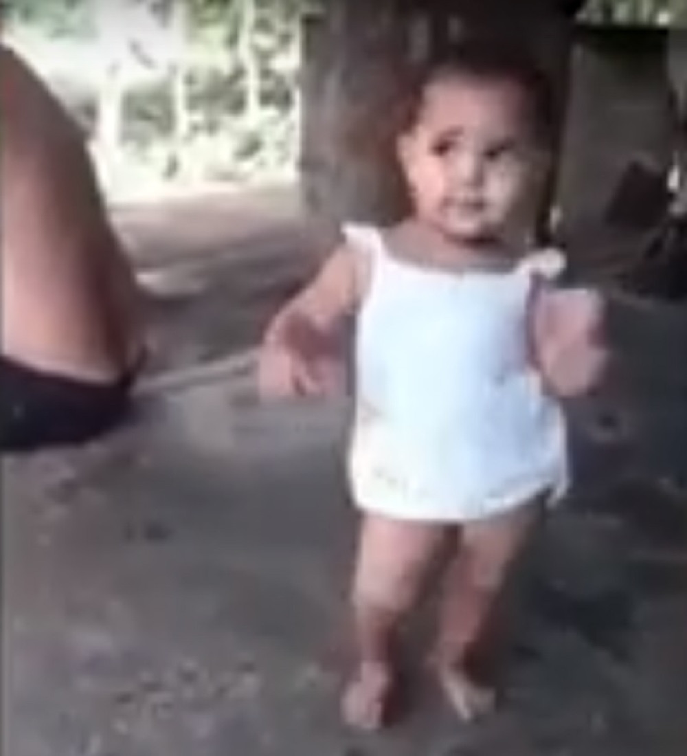 Tek je prohodala, a već pleše kao velika! (VIDEO)