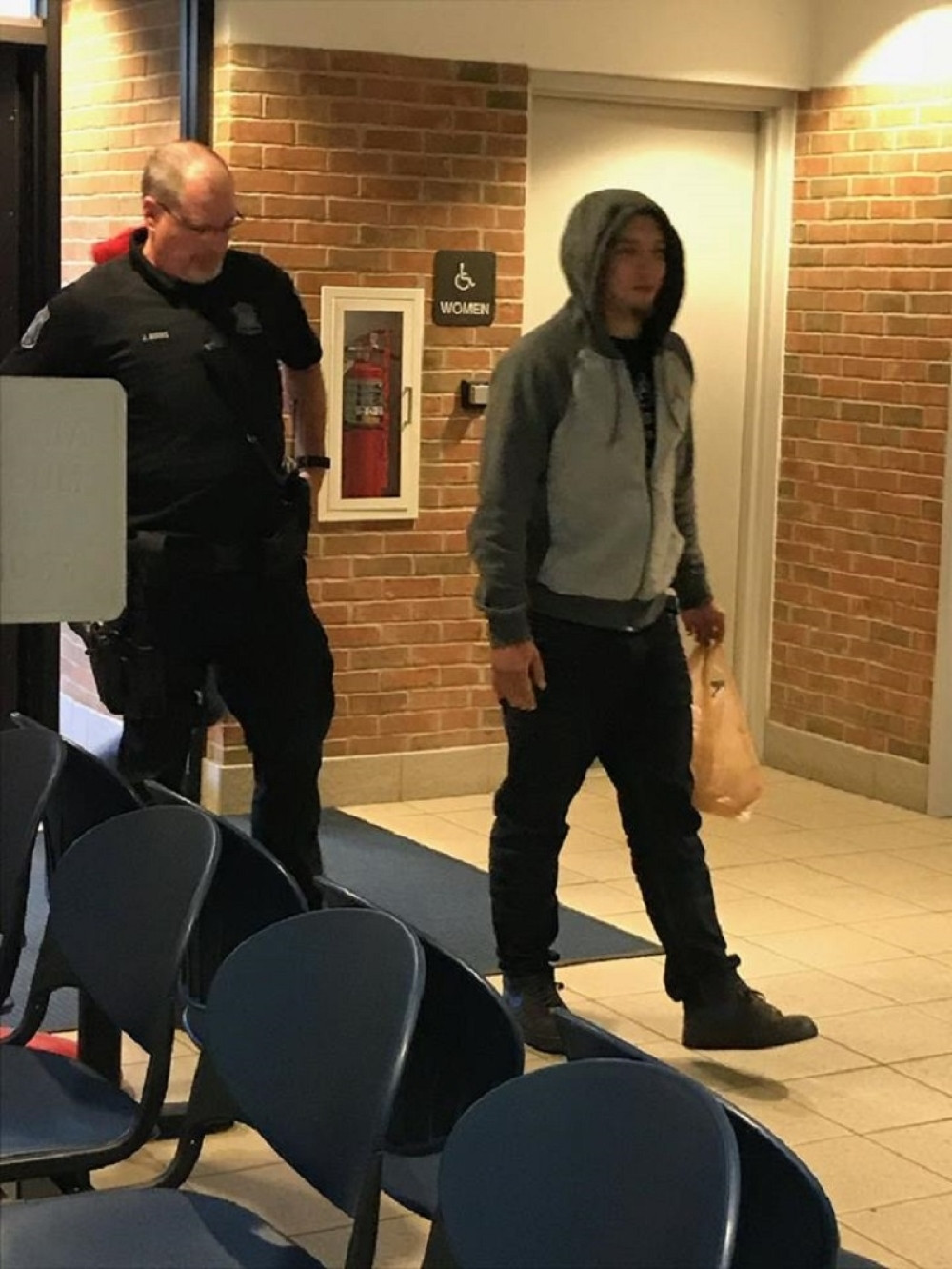 Predao se policiji zbog opklade o šerovima na Fejsbuku! (FOTO)