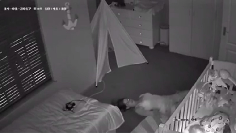 Muž se zaprepastio kada je video šta mu žena radi u bebinoj sobi (VIDEO)