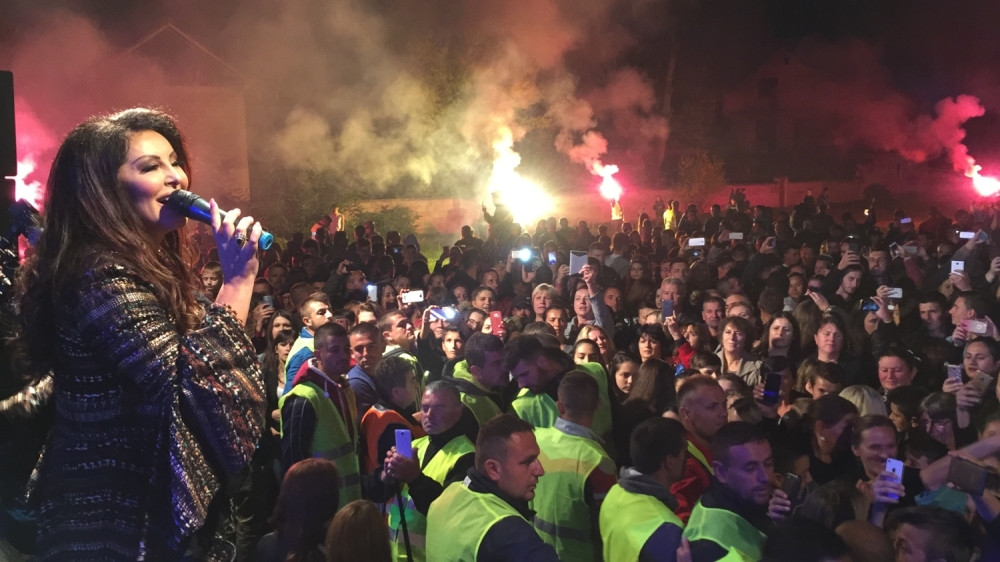 Ovacije za Draganu Mirković na Kosovu! (FOTO + VIDEO)