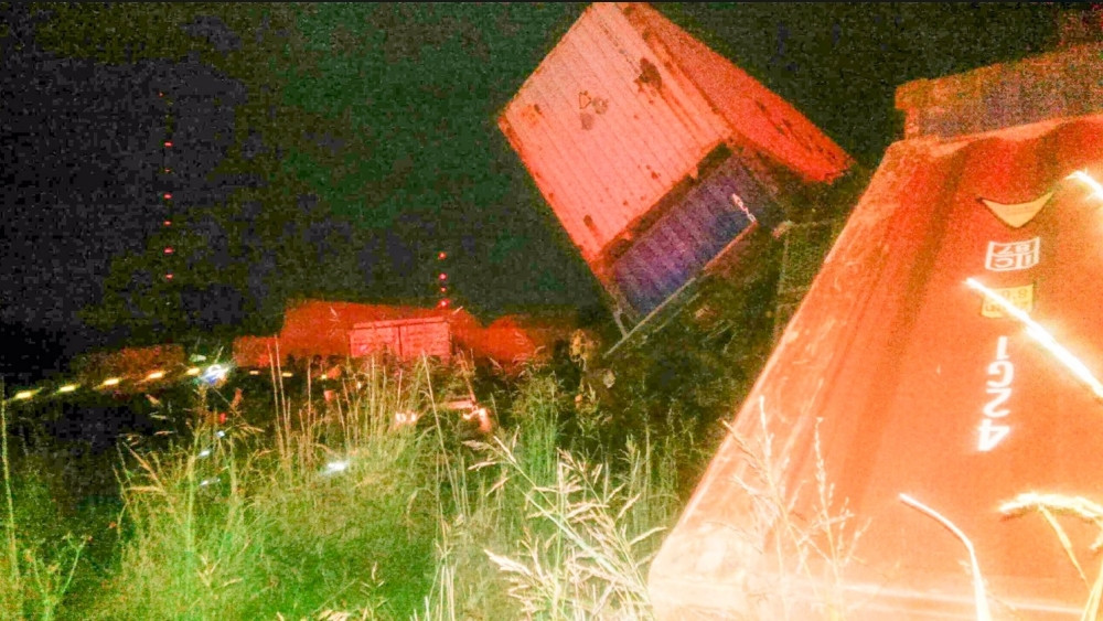 Voz iskočio iz šina i udario u zgrade!