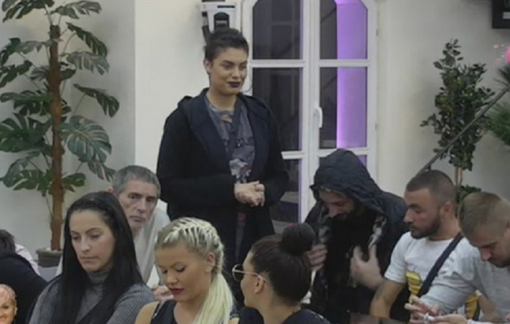 Kada budete videli šta su Mina i Ana uradile, neće vam biti dobro (VIDEO)