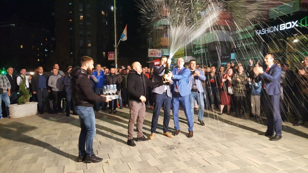 Srbi iz Mitrovice Vučiću skandirali "Aco, Srbine"