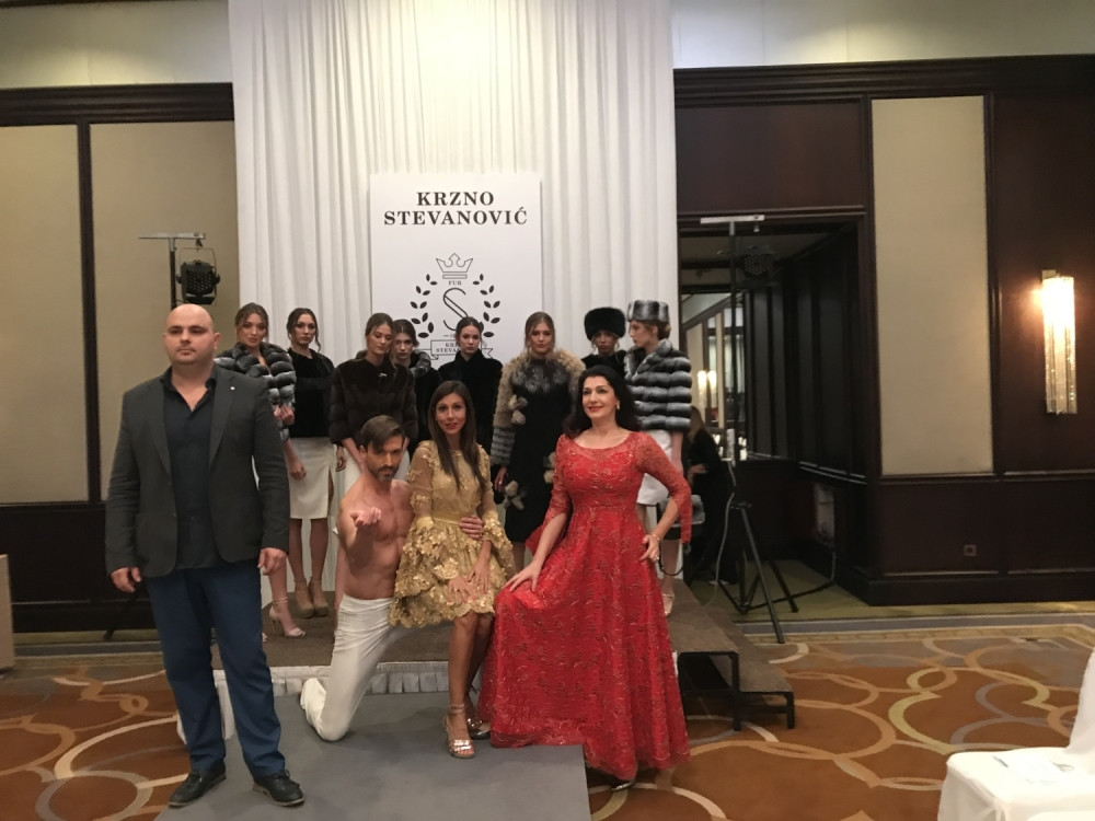 Kombinacija krzna i čipke je sada u modi