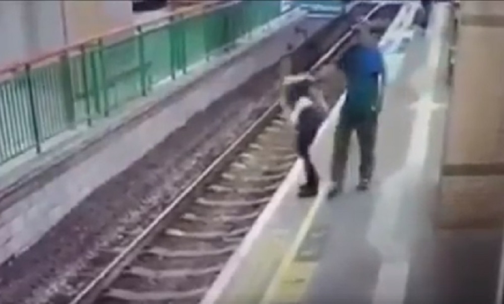 Prišao devojci s leđa pa joj uradio ovo! (VIDEO)