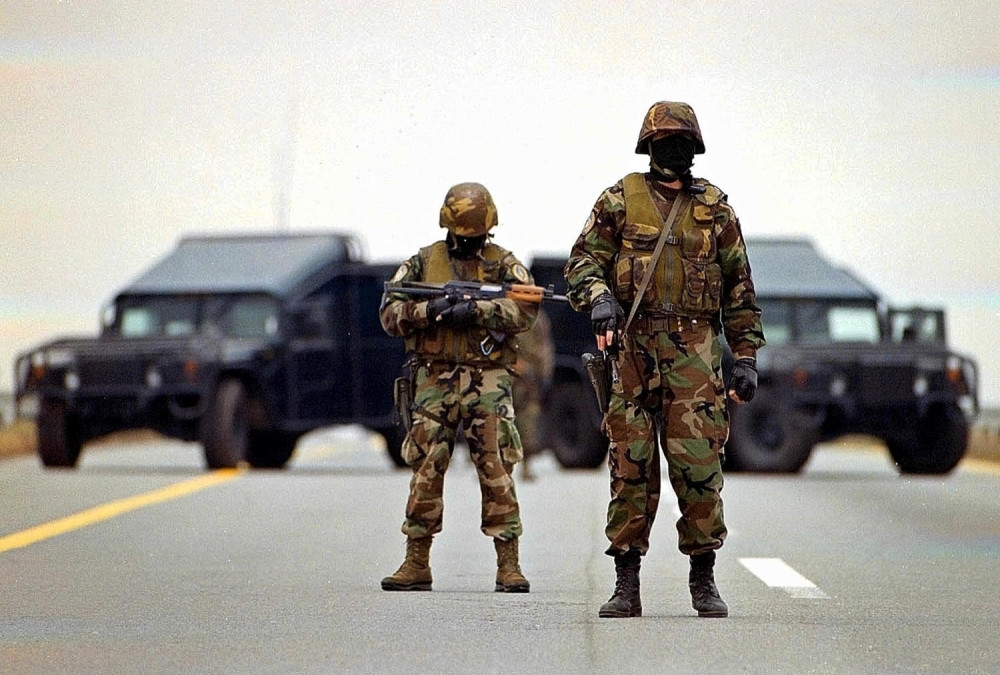 Crvene beretke se oglušile o komandu i blokirale auto-put kod Sava Centra, Čedomir Jovanović i Zoran Đinđić odmah otputovali na sastanak (VIDEO)