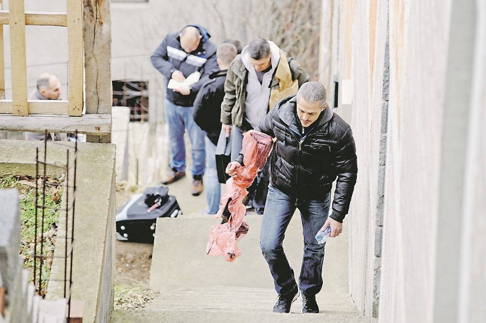 Samostrelom ranila  muža, pa dolijala!