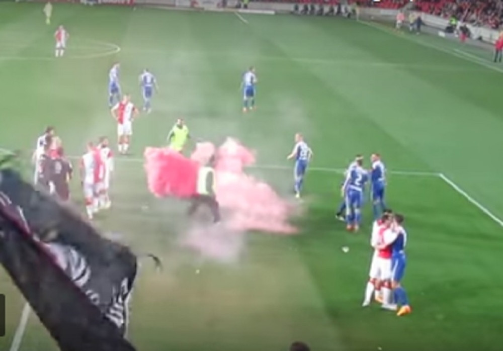 Navijači gađali bakljama bivšeg igrača Partizana i Zvezde (VIDEO)