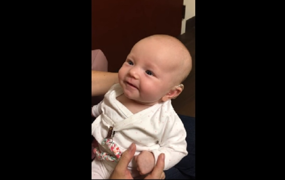 Reakcija bebe koja prvi put čuje mamu će vas rasplakati