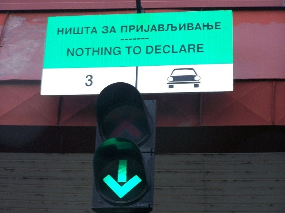 Carinici zaustavili kombi kurirske službe iz Beograda, kada su otvorili gepek uhvatili su se ZA GLAVE!