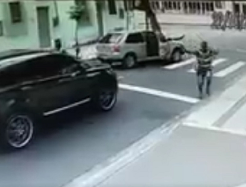 Reprezentativcu Brazila oteli automobil uz pretnje pištoljem (VIDEO)