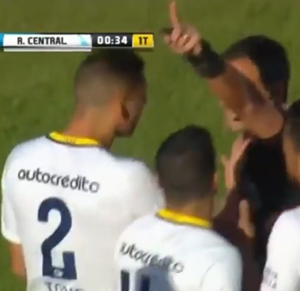 Zaradio isključenje posle devet sekundi na terenu (VIDEO)