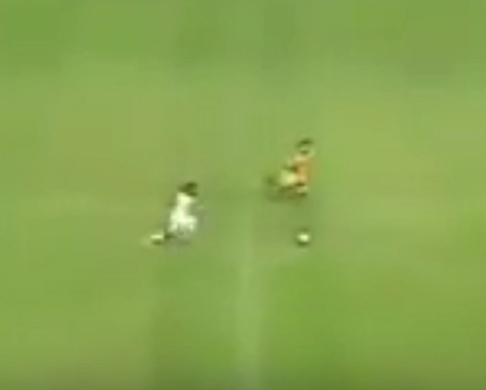 Brzonogi fudbaler postigao neverovatan pogodak (VIDEO)