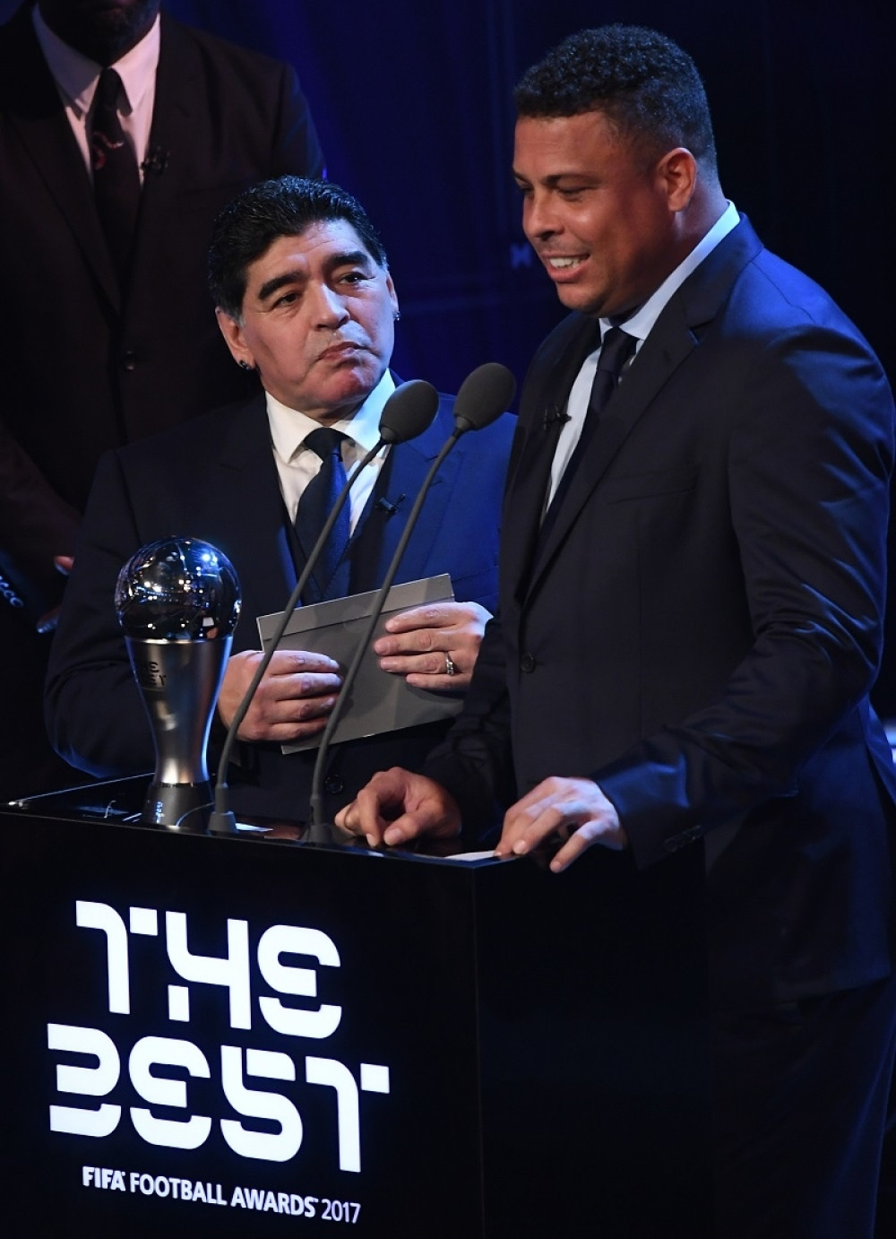 Urnebesna reakcija žene koja je sedela iza Maradone i Ronalda (FOTO)