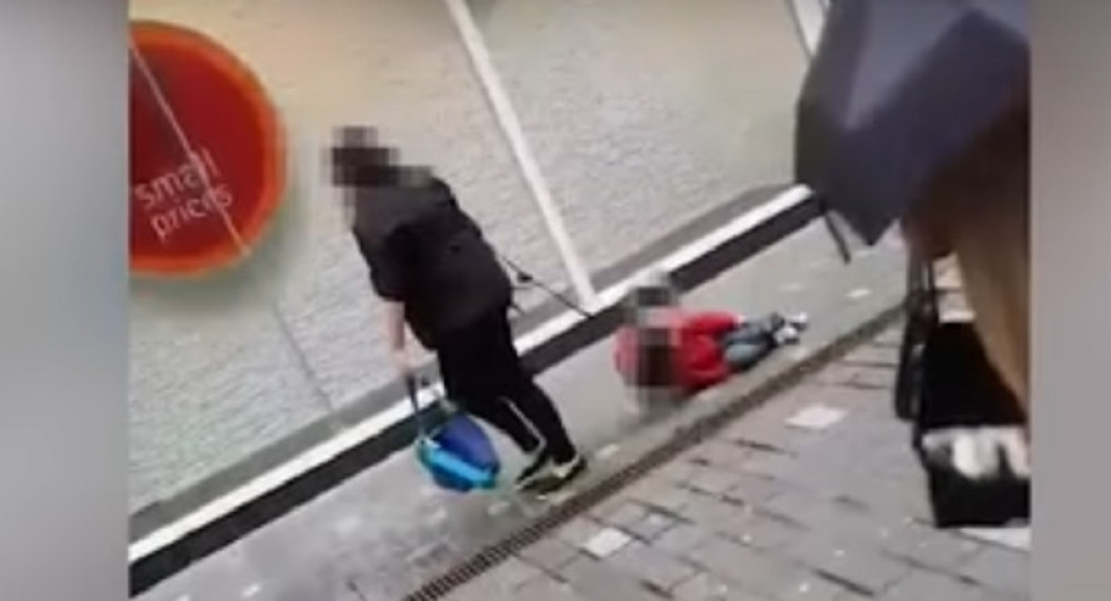 Majka vuče dete po ulici, niko ne reaguje!