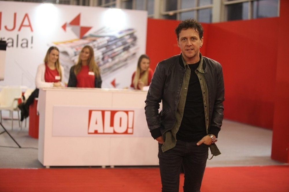 Dzenan Lončarević menja mirkofon za reket!