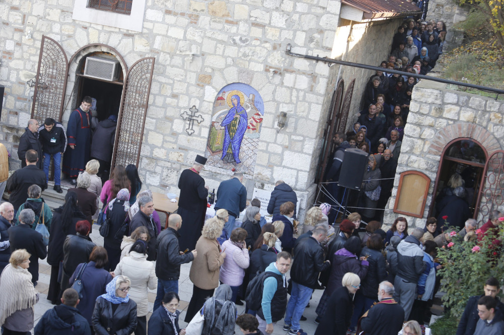 Hiljade čekaju da se poklone Svetoj Petki