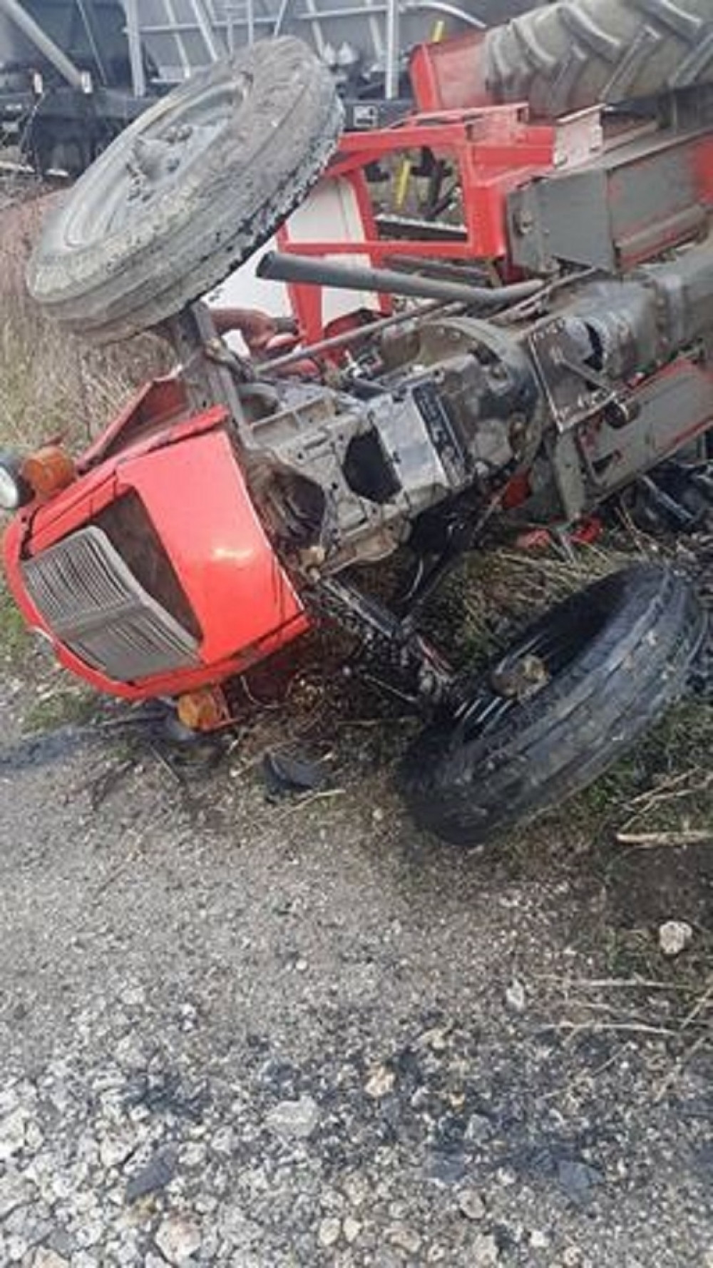 Poginuo muškarac, traktorom sleteo sa puta