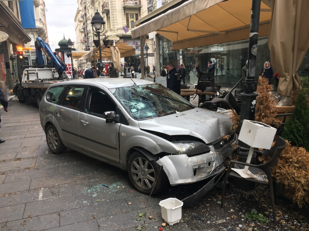 Kolima uleteo i pokosio pešake u Knez Mihailovoj! (FOTO)