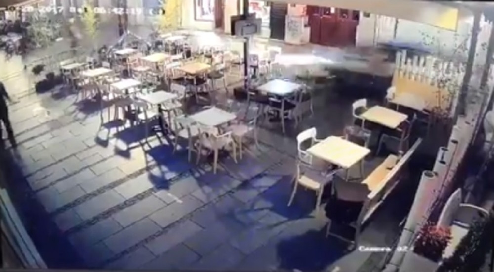 Trenutak kada je pijani vozač pokosio devojku u Knezu! (VIDEO)