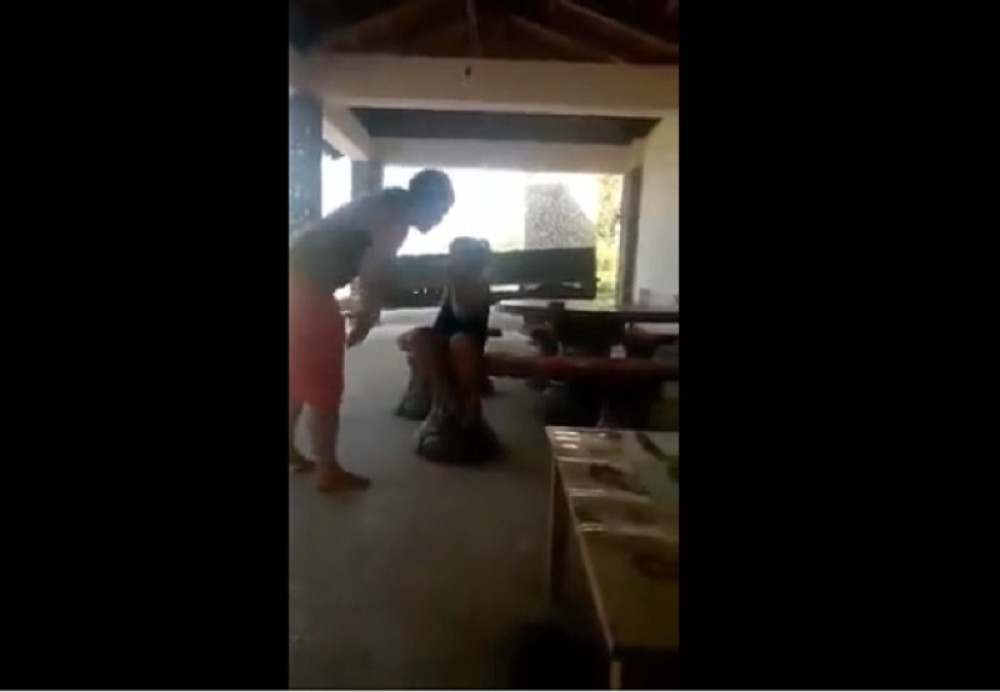 Majka udara uplakano dete bez milosti! (UZNEMIRUJUĆE)