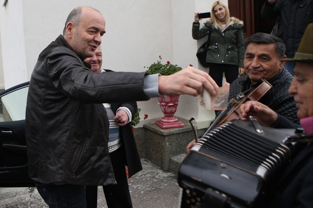 Pogledajte kako kum Dule kiti muziku!