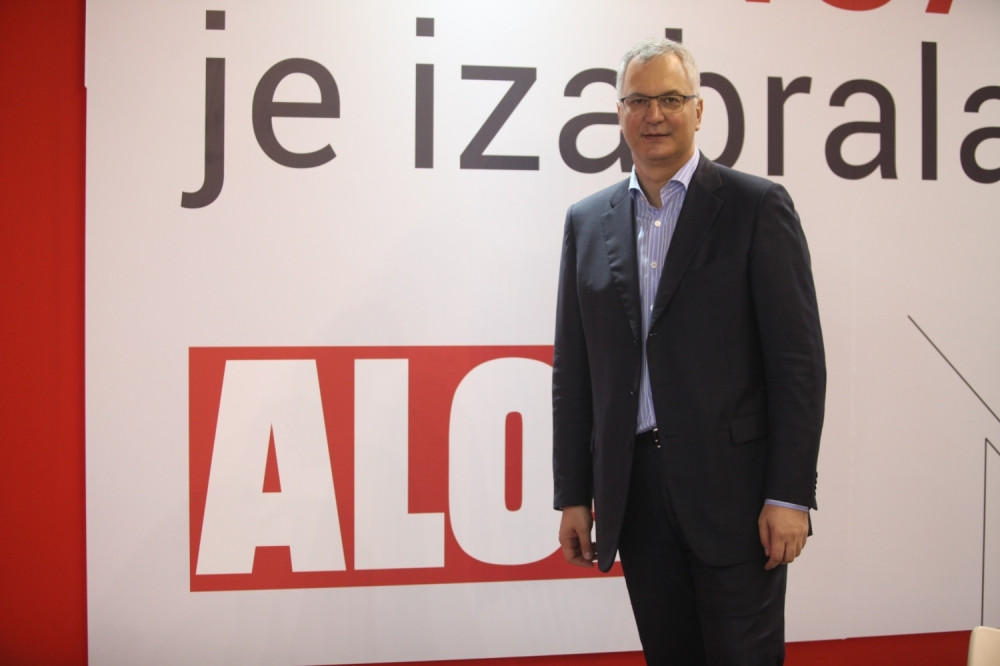 Elviri slao ljubavne poruke, pa tražio 400 dolara! Bivši ministar u centru velike prevare!