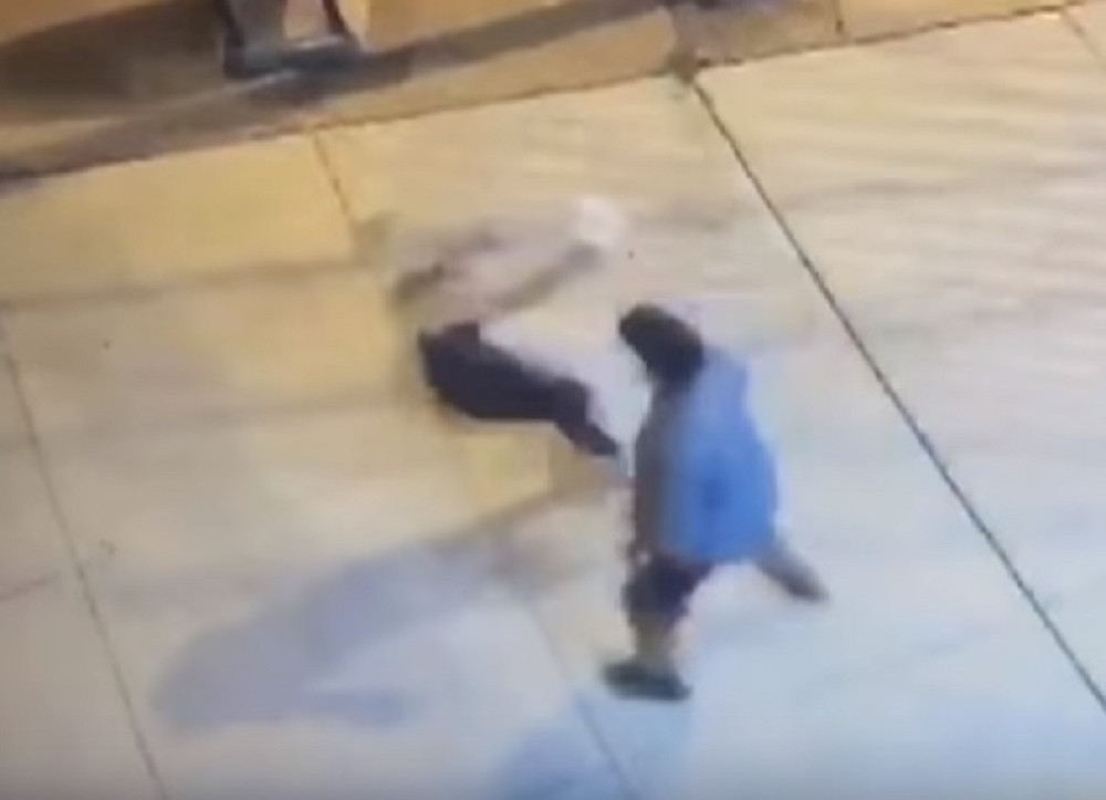 Nokautirao ženu, a nećete verovati šta su prolaznici uradili