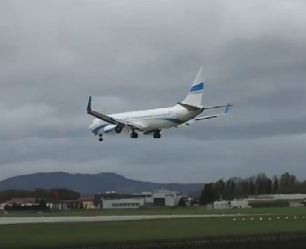 Policija i putnici nisu verovali da je on uspeo da uđe u letelicu! Svi letovi kasnili šest sati!