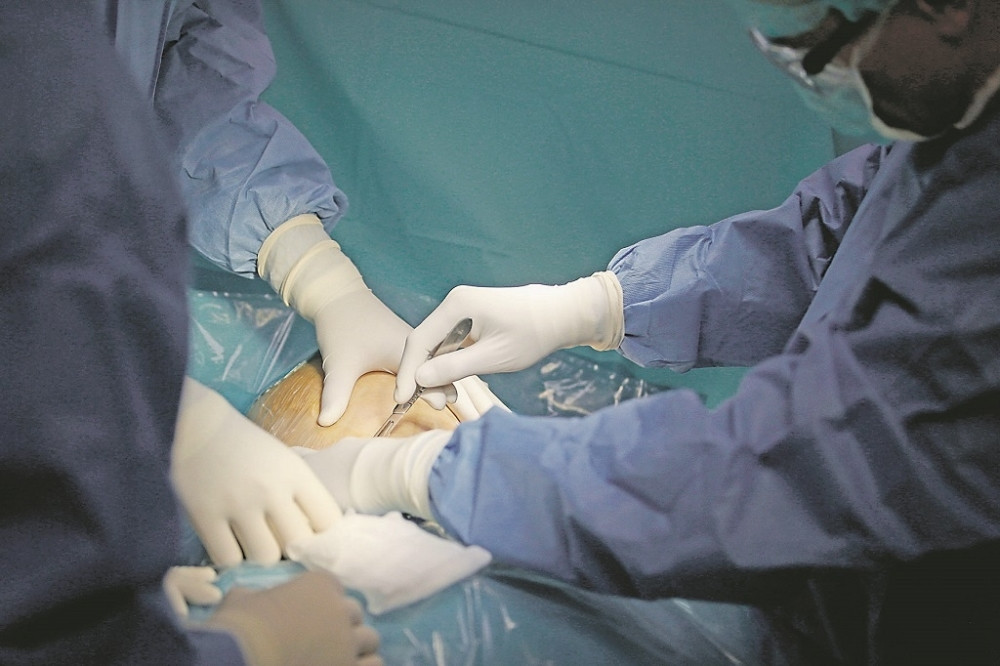 Ženu vezali za sto, pa je porodili carskim rezom bez anestezije. Majka vrištala od bolova, a onda je muž uradio OVO