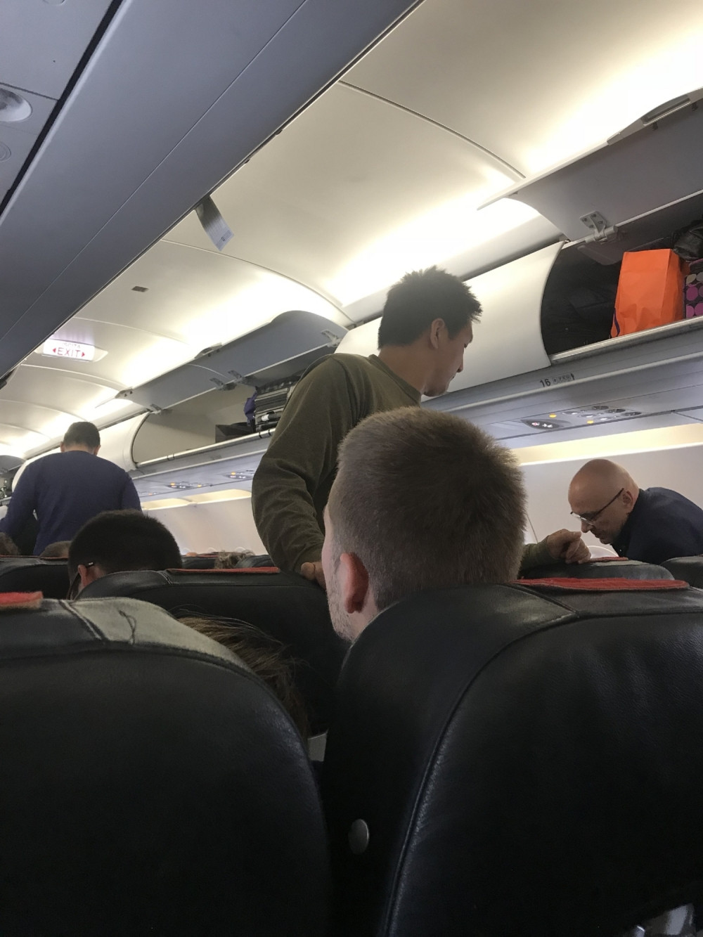 Srpski ministar putuje u ekonomskoj klasi! (FOTO)