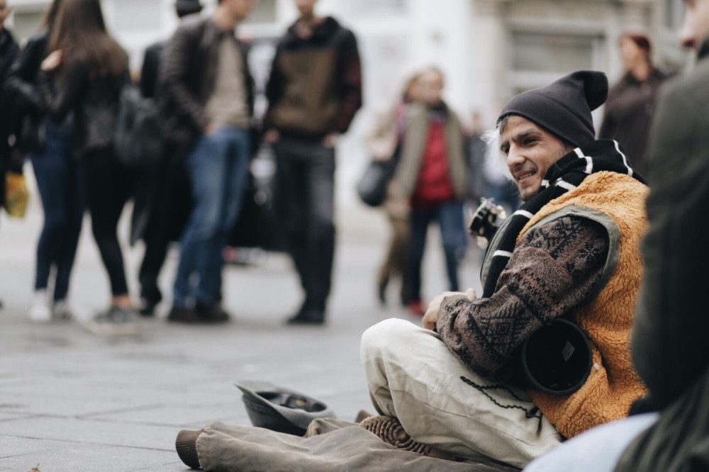 Članovi poznatog benda pevali prerušeni u prosjake