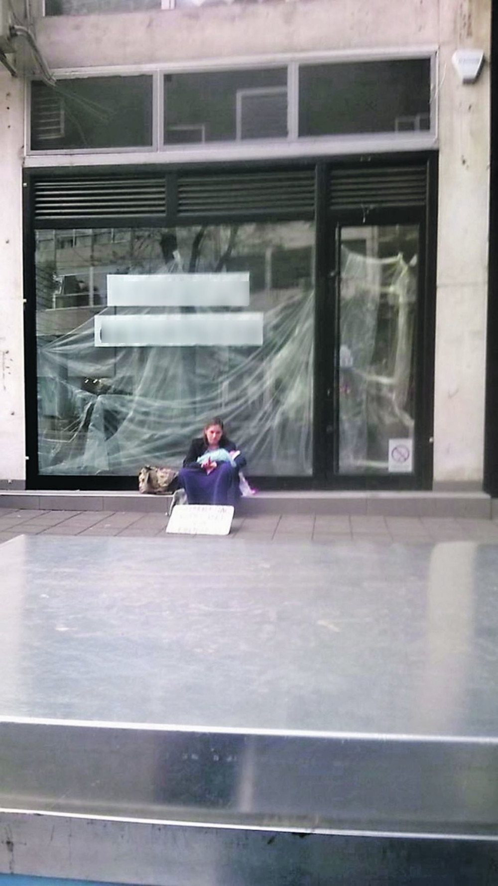 Prosjakinja zbog tezge preti prodavcu batinama!