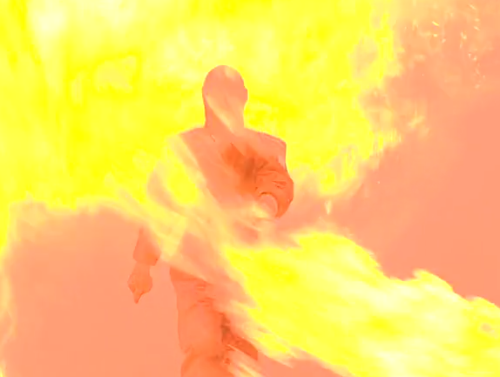 Žena prošetala kroz eksplozije i vatru (VIDEO)