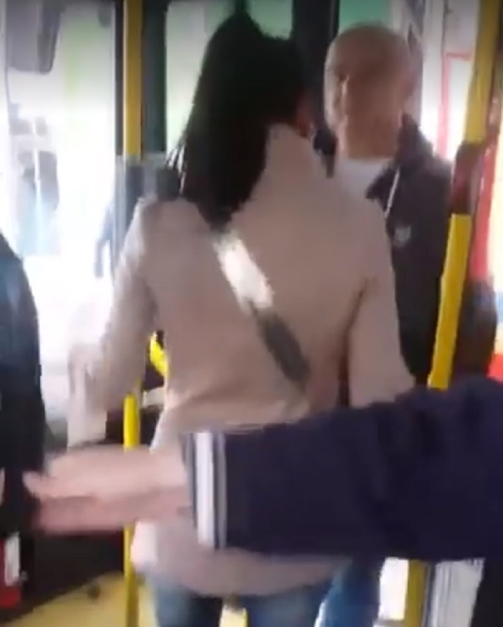 Vozač GSP-a brutalno pretukao devojku u autobusu?! (VIDEO)