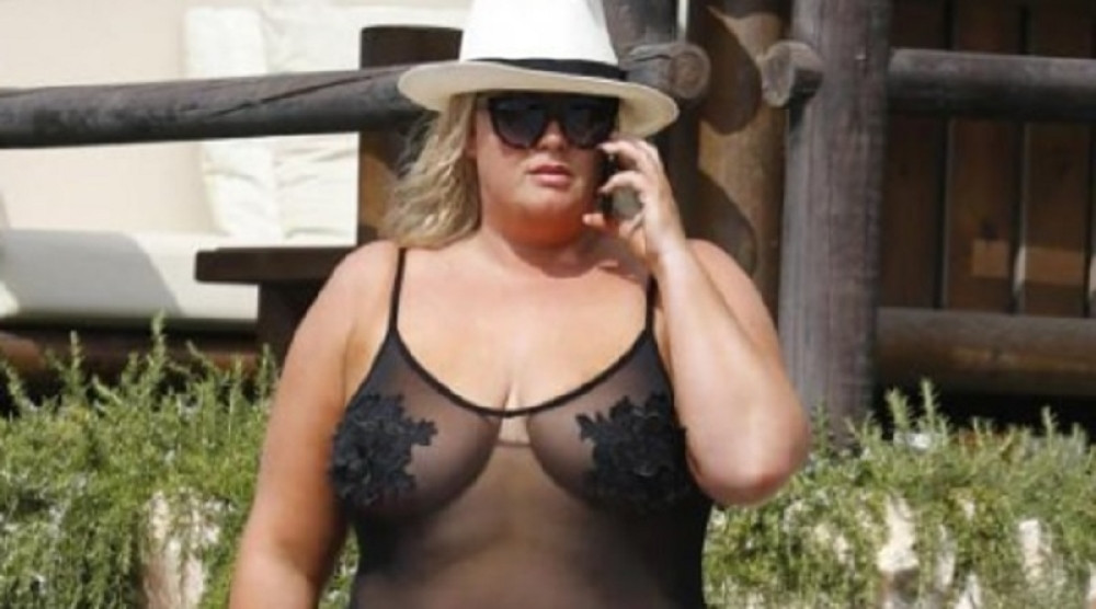 Pojavila se u ovom kupaćem, a pravo iznenađenje krije se na donjem delu fotografije (FOTO)