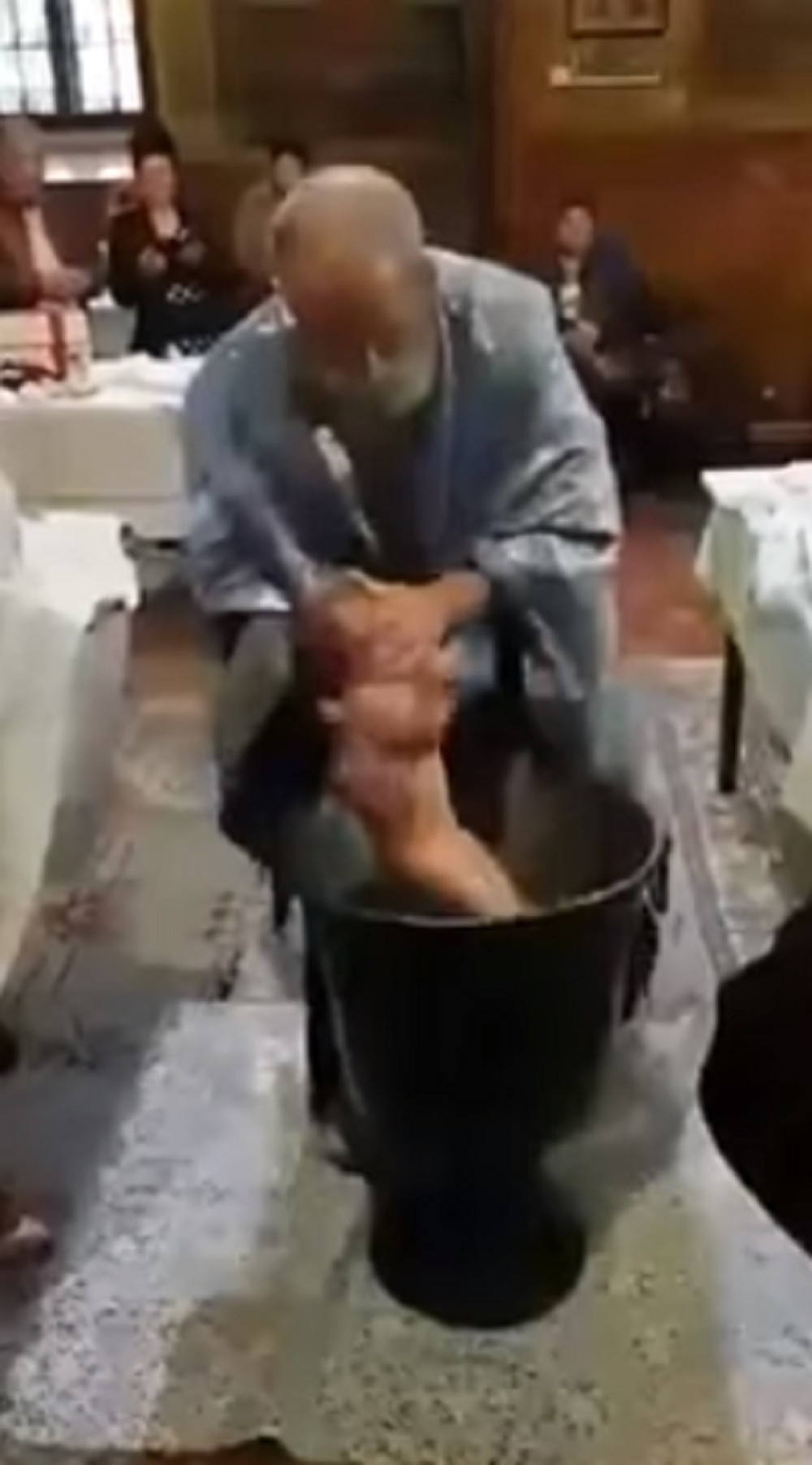 Beba plakala na krštenju, pop joj rukom zapušio usta!