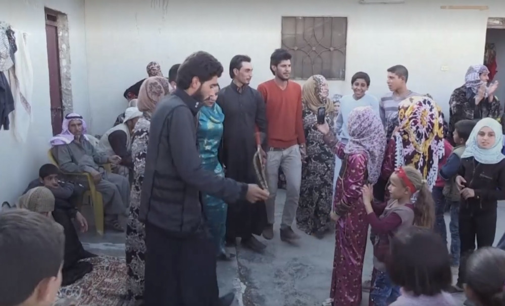 Mladenci igrali po neeksplodiranim bombama, svatovi se molili Bogu